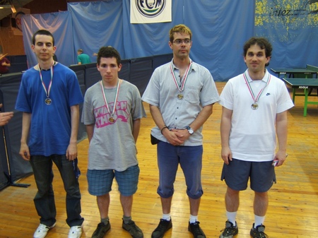 az I.oszt�ly 1.csoport II.helyezettje, a J�v�bar�t SK I., balr�l: Iv�nyi Gerg�, Gelencs�r R�bert, Simoncsits G�bor �s Szab� G�bor