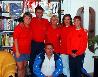 A MAT�V Dolgoz�i SK csapata, balr�l: Vasv�rin� dr.Menyh�rt �va, T�r�k Ferenc, Klamp�r Ilona, Mer�nyi �va, Biedermann �va. Alul Balogh Lajos int�z� l�that�.  