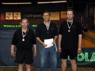 a 2009/10.�vi I.oszt�ly 1.csoport bronz�rmesei, balr�l: Greg�n Bertalan, Kir�ly Attila �s Nagy Tam�s
